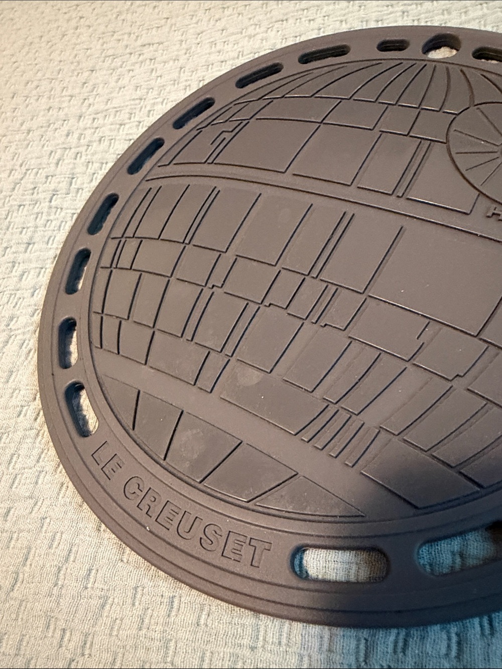 Le Creuset Star Wars Trivet with Embossed Death Star Design - Picture 2 of 3